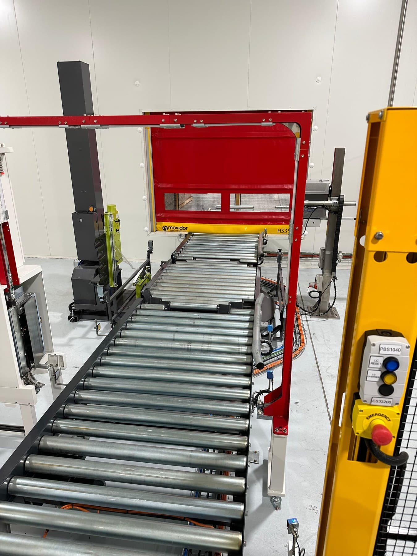 Conveyor and stopper assembly used to form product rows