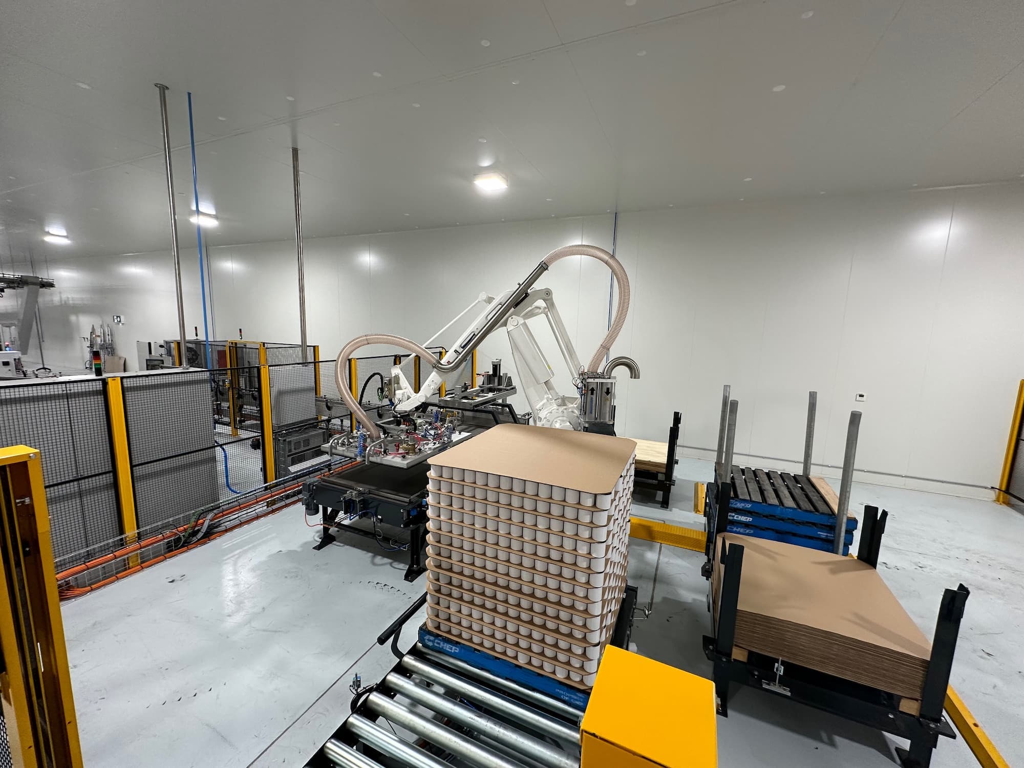 Palletising robot at the end of the composite pack line