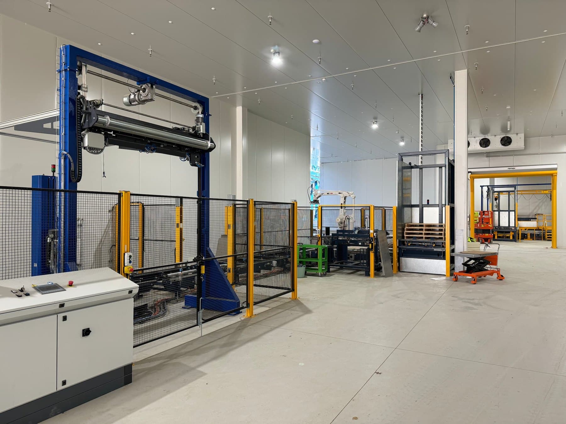 Overview of the completed palletising cell