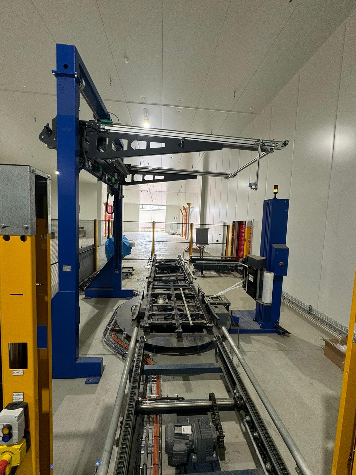 Pallet wrapper integrated into the end of line system